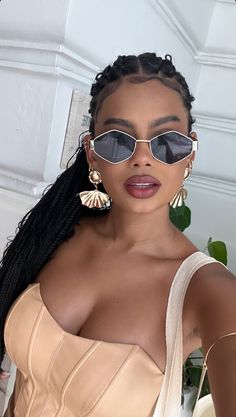 style Glasses Baddie, Baddie Sunglasses Outfit, Naomi Campbell Sunglasses, Jewlrey Aesthic Black Women, Sunglasses Baddie, Glam Girl, Golden Girl, Glow Up?, Black Aesthetic