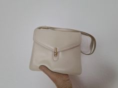 Vintage cream-colored handbag from the early 60s. A shoulder strap can be individually adjusted. The inside of the bag is lined with brown imitation leather. Star International Made in West Germany. The bag is closed with a rotary button and has four main compartments, one of which has a zipper. It is in very good vintage condition and is at least 50 years old. Height: 22cm Width:24cm Depth:6 cm Strap:60-115 cm Star Vintage, Colorful Handbags, Early 60s, Vintage Bag, West Germany, Vintage Bags, 50 Years, Purses And Handbags, Shoulder Bags