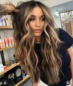 Long Dark Hair With Highlights, Hair Contouring, Brunette Hair With Highlights, Long Dark Hair, Boring Hair, Blonde Hair Looks, Hairstyles For Round Faces, Hair Makeover