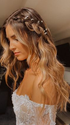 Balayage Ideas for Long Hair: A Sun-Kissed Look Curled Prom Hair, Prom Hair Down, Braided Prom Hair, Ball Hairstyles