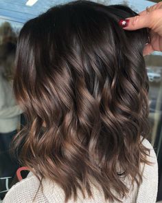 Milk chocolate 🍫 😋 Brunette Ombre, Short Ombre Hair, Hair Color Chocolate, Medium Layered Haircuts, Grow Long Hair, Short Hair Balayage