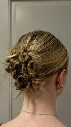 easy y2k updo hairstyle for all hair lengths #y2k #y2kaesthetic #hairstyles #updo Iconic Updo Hairstyles, Hairstyle Inspo Short, Goldilocks Hairstyle, Cool Up Do Hairstyles, Aesthetic Up Do Hairstyles, Hair Up For Work Medium Length, 90s Prom Hair Updo, 2000s Hair Updo, Easy Up Does