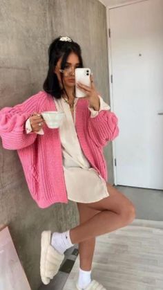 2023 Outfits, Look Rose, Winter Typ, Pink Cardigan, Fashion Nova Jeans, Winter 2023, Girly Fashion, Pink Outfit