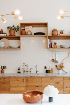 the kitchen counter is clean and ready for us to use in their home or work space