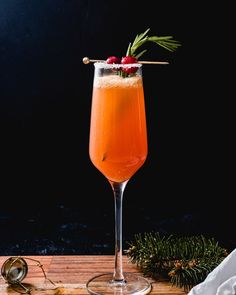 Try the Christmas mimosa, a brilliant drink for the holidays! This bubbly cocktail stars pomegranate, orange, and Prosecco. #christmas #Mimosa #christmasmimosa #christmascocktail Christmas Mimosa Recipe, Christmas Brunch Drinks, Christmas Cocktail Drinks, A Couple Cooks, Cranberry Juice Cocktail, Mimosa Recipe, Prosecco Cocktails, Orange Cocktails, Christmas Mimosa