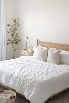 Minimalist bedroom decor with aesthetic and neutral style, wood bed, olive tree, white linen bedding Comfy Minimalist Bedroom, Minimal Bedroom Ideas Small Rooms, Minimal Room Bedroom, Minimalist Cozy Bedroom, Bedroom Minimalist Modern, Minimalist Apartment Decor