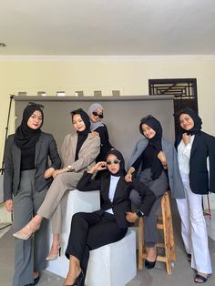 Casual Outfits Photoshoot Photo Ideas, Outfit Foto Studio Grup, Yearbook Ideas Themes Outfit, Yearbook Pose Ideas, Yearbook Themes Photoshoot, Yearbook Photoshoot Ideas, Pose Yearbook, Ootd Yearbook, Earth Tone Hijab