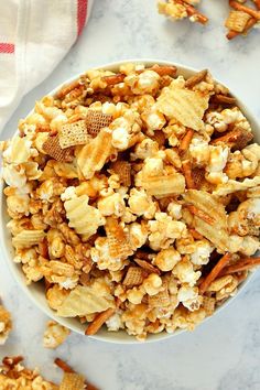 Sweet and Salty Caramel Popcorn Mix made with popcornpretzelsChex cerealnuts and potato chipsall coated in caramelPerfect party snack Popcorn And Pretzel Snack, Popcorn Mix Recipes, Popcorn Business, Sweet And Salty Popcorn, Office Treats, Popcorn Ideas, Popcorn Recipes Easy, Chocolate Caramel Pretzels