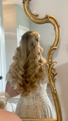 Long Blonde Princess Hair, Very Long Wedding Hairstyles, Vintage Blonde Hairstyles, Aurora Inspired Hair, Princess Style Hair, Cinderella Hair Styles, Blond Princess Aesthetic, Victorian Inspired Hair, Elle Woods Hairstyles