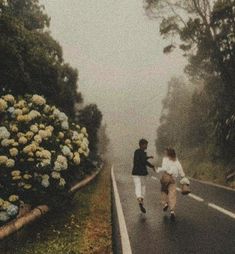 Couple Running, Fotografi Vintage, Royal Aesthetic, My Kind Of Love, Girl Running, Aesthetic Gif, Night Aesthetic, Character Aesthetic