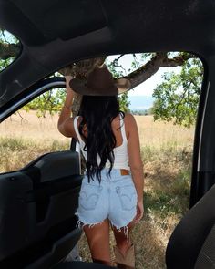 Rancho Photoshoot, Cowpoke Aesthetic, Recreate Pictures, Country Fest, Cowgirl Photoshoot, Costal Cowgirl, Senior Photoshoot Poses, Western Photoshoot, Country Aesthetic