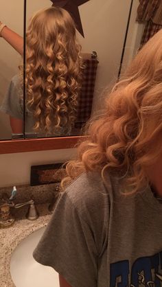 Taylor Swift Curls, Style Taylor Swift, Hairstyles 2024, Hair Stylies, Hair Stylist Life, Old Style, Makati, Look Here, Hairstyles Haircuts