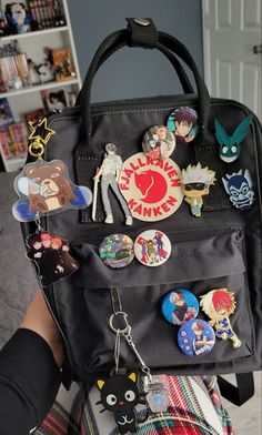 قلادات متدلية, Anime Bag, Anime Pins, Aesthetic Backpack, Otaku Room, Inside My Bag, Aesthetic Bags, Bag Pins