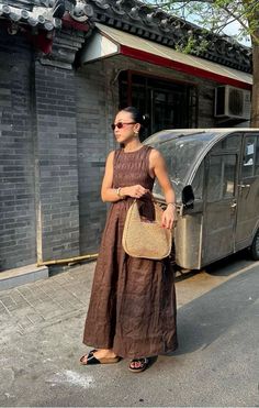 Raffia Bag, Brown Dress, Looks Style, European Fashion, Black Sandals, Spring Summer Fashion, Fashion Inspo Outfits, Chic Outfits