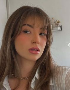 Hair With Layers And Bangs Medium Length, Bob With Bangs Brown Hair, Wispy Bangs Layers Medium Hair, Medium Layered Haircuts With Wispy Bangs, Highlights With Wispy Bangs, Super Wispy Bangs Straight Hair, Whispy Curtains Bangs Wavy Hair, Bang Inspo Straight Hair