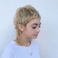 Shag hairstyles are back and better than ever! Come check out these outstanding textured short hairstyle ideas for that perfect shaggy hair look. Cute Pixie Mullet, Blonde Curly Short Hair, Mini Mullet Hair Women, Sunflower Blonde, Mullet Shag, Timeless Hair, Short Hairstyle Ideas, Bob Wedding Hairstyles, Hair Fan