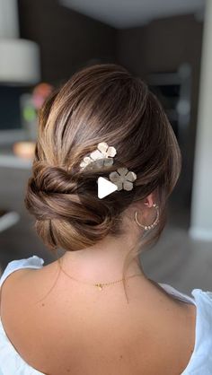 Cathrine Heieren Hansen on Instagram: "Quick low bun 🪄
Accessories @kelahaircharms 
Modell @vanilladiariesby.c 
-
#lowbuntutorial #saveforinspo #showponyhairextensions" Low Bun Clip Hairstyle, Low Bun Tutorials, Bun Accessories, Clip Hairstyles, Low Bun, Pony Hair, Hair Dos, Up Hairstyles, Wedding Hair