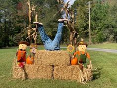 Pumpkin Patch Scarecrow, Fall Yard Displays, Hay Bale Decorating Ideas, Fall Office Decorations, Pumpkin Patch Decoration, Fall Festival Decorations, Fall Photo Props