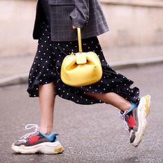 How to wear Balenciaga triple S? 10 ways to wear ugly sneakers - TrendSurvivor Fashion Cycle, Steet Style, How To Wear Sneakers, Sneakers Fashion Outfits, Dad Sneakers, Quirky Fashion, Ny Fashion, Balenciaga Triple S, Chunky Sneakers