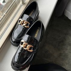 Never Worn Black Platform Loafers For Party, Black Flat Loafers For Party, Flat Black Loafers For Party, Trendy Black Platform Loafers, Casual Platform Loafers For Spring Party, Trendy Black Loafers For Fall, Casual Spring Party Platform Loafers, Trendy Party Loafers For Fall, Classic Black Party Loafers