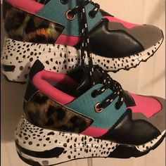 Beautiful Multicolor , Unique Girl’s Shoes Girls , Designed By Steve Madden, Great Condition Clean And Smoked Free. Size: 4 1/2 - 5 Y Madden Girl Shoes, Shoes Color, Madden Girl, Steve Madden Shoes, Pink Black, Girls Shoes, Free Size, Kids Shoes, Steve Madden