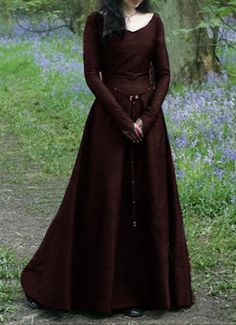 Scottish Dress Medieval, Modest Medieval Dresses, Medieval Vampire Dress, Medieval Dress Simple, Modest Fantasy Outfits, Maiden Dress Aesthetic, Medieval Wimple And Veil, Medieval Dress Winter, Claire Outlander Outfits