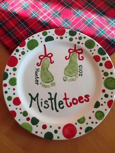 a plate with two green hands on it and the words mistle toes written in red