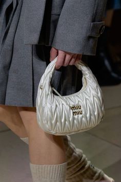 Paris Street Style Fall, Fashion Runway Show, Miu Miu Handbags, Autumn Street Style, Bag Trends, Fall 2022