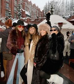 Aspen Inspired Outfit, Skijoring Outfit, Aspen Colorado Fall Outfits, Aspen Apres Ski, Aspen Outfits Fall, Aspen Fall Outfits, Aspen Fashion Winter Chic, Cold Bachelorette Party Outfit, Aspen Winter Outfits