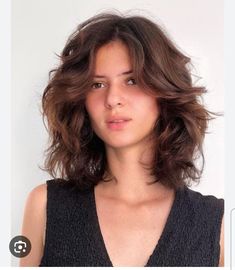 Messy Shoulder Length Hairstyles, Layered Hair Short Wavy, Shoulder Length Haircut Wavy Hair, Messy Haircut Medium, Brown Wavy Short Hair, Short Brown Hair Wavy, Shoulder Length Hair Cuts Wavy, Medium Short Length Haircut With Layers, Shoulder Length Thick Hair Styles