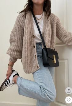 Fall Transition Outfits, Beige Outfit, Summer Trip, Looks Street Style, Autumn Outfits, Oversized Knitted Sweaters, Cardigan Outfits, Scandi Style