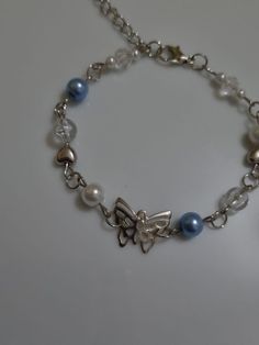 Combining elegance and the magic of nature, the Crosswonder Fairycore Pearl Butterfly Bracelet completes your style with a Y2K aesthetic. Featuring pearl details and a butterfly figure, it offers a fairy-tale look. This handmade bracelet is crafted using high-quality materials. Its lightweight and comfortable design makes it ideal for everyday wear. You can use it safely if it does not come into contact with chemicals. Cute Jewelry Aesthetic, Pearl Butterfly, Pearl Details, Tassel Bracelet, Butterfly Bracelet, Comfortable Design