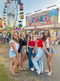 #friendgroup #summerpictureideas Fright Fest Six Flags Outfit, Fair Pics, School Style, School Fashion, Senior Photos, Photo Poses, Cali, Back To School