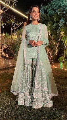 Garara Outfit, Wedding Gharara, Outfit Ideas 2022, Sharara Designs, Bridal Couple, Couple Outfit Ideas, Desi Wedding Dresses, Iqra Aziz, Asian Wedding Dress