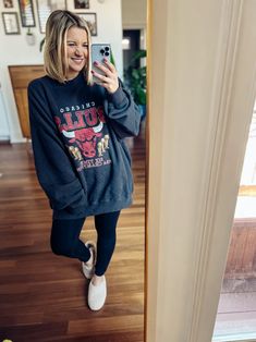 Oversized Shirts With Leggings, Sweatshirts For Leggings, Xl Sweatshirt Outfit, Style A Sweatshirt Outfit, Large Sweatshirt Outfit, How To Wear A Crewneck Sweatshirt, Crewneck Sweatshirt Outfit Street Style, How To Style A Graphic Sweatshirt, How To Tuck In Oversized Sweatshirt