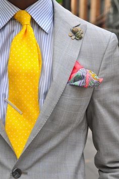 grey suit yellow tie Gentleman Mode, Terno Slim, A Man In A Suit, Style College, Man In A Suit, Dress Shirt And Tie, Yellow Tie, Mens Fashion Blog, Yellow Shirt