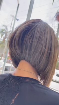 Chin Length Layered Haircuts, Short Stacked Bob Haircut, Melena Bob, Short Stacked Bob Haircuts, Chubby Face, Angled Bob Hairstyles, Inverted Bob Hairstyles, Stacked Bob Hairstyles, Stacked Bob