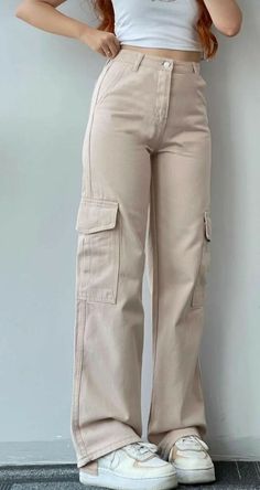 Celana Kargo, Celana Fashion, Beige Jeans, Jeans Outfit Women, Casual College Outfits, Cargo Pants Outfit, Trendy Outfits For Teens, Casual Day Outfits