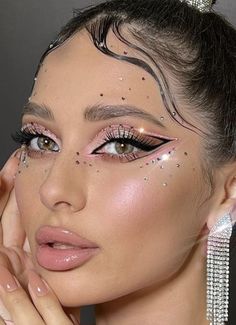 Creative Glam Makeup, Dual Chrome Eyeshadow, Makeup Equipment, Makeup Euphoria, Tutorials Makeup, Rhinestone Makeup