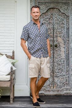 When the weather warms up, reach for these comfy and stylish cargo shorts for your outdoor events. With an elastic waist and adjustable drawstring, the linen and cotton blend shorts feature two cargo pockets, side seam pockets and welt back pockets with a button closure.