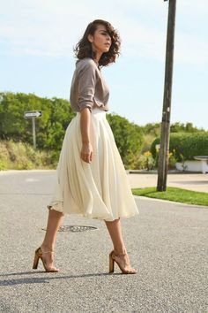 Midi Skirt Fall, Outfit Trends, Flowy Skirt, Ladies Dress Design, Mode Inspiration, Polyvore Outfits, Modest Outfits