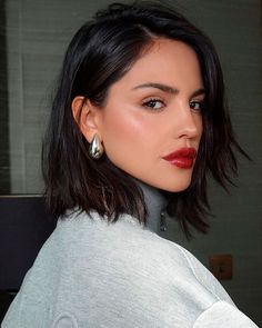 Estas son las cinco tendencias de maquillaje que verás en las bodas de verano - Foto 2 Gray Highlights Brown Hair, Hair 101, Highlights Brown Hair, Hairstyles Over 50, Halloween Hair, Different Hairstyles, Red Lipstick