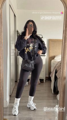 @beautyybird Simple Mom Outfits Winter, Fall Aesthetic Outfit Cozy, Casual Outfits For School Comfy, College Cozy Outfits, Fall Outfits Women Streetwear, Rooftop Movie Outfit, Short Ugg Outfit Ideas, Grocery Shopping Aesthetic Outfit, November Aesthetic Outfits