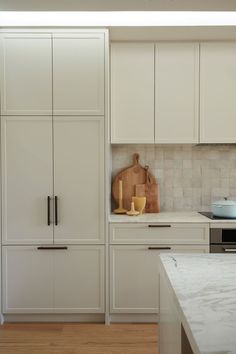 pale grey shaker kitchen cupboards with a Zellige tile splash back Slim Shaker Kitchen Cabinet, London Kitchen Ideas, Shaker Modern Kitchen, Slim Shaker White Kitchen, Kitchen Slim Shaker, Kitchen Finishes Ideas, Slim Shaker Cabinets Kitchen, Shaker Door Kitchen, Slim Shaker Kitchen