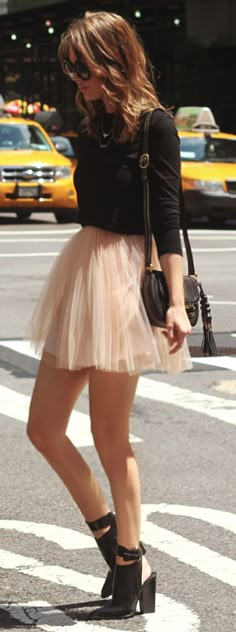 I want a tutu Crossing The Street, Gonna In Tulle, Ballerina Skirt, Skirt Tulle, Pastel Outfit, Blazer Outfit