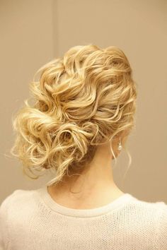 Wedding Day Updo: Take the hottest looks and turn them into a perfect hairstyle for curly hair. You are going to fall head over heels for this simple, sideswept bun. Highlight your hair's natural texture which still rocking a sophisticated bun that is slightly askew to one side. Messy Bridal Hair, Messy Wedding Hair, Curly Wedding Hair, Messy Updo, Peinados Recogidos