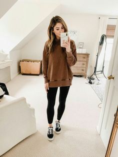 En este pequeño espacio estaré recomendando distintos estilos que pue… #historiacorta # Historia Corta # amreading # books # wattpad Nanny Outfits, Nanny Outfit, Lauren Mcbride, Leggings Outfits, Outfit Yoga, Mode Casual