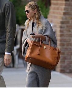 Coats Street Style, Stylish Work Bag, Mantel Styling, Ashley Olsen Style, Olsen Style, Olsen Fashion, Mantel Outfit, Olsen Twins Style, Rolled Jeans