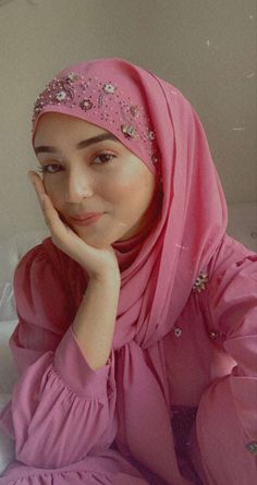 Hijabi Accessories, Desi Hijabi, Hijab Queen, Hijab Accessories, Function Dresses, Hijab Designs, Girly Dp, Hijab Collection