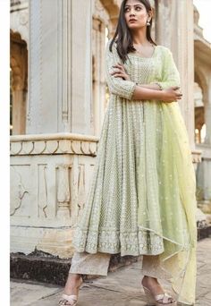 Gabriela Montez, Trendy Outfits Indian, Traditional Indian Dress, Casual Indian Fashion, Traditional Indian Outfits, Indian Gowns Dresses, Kurti Designs Party Wear, Indian Gowns